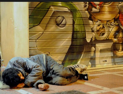 Φωτογράφιζε άστεγο και τον φυλάκισαν για λίγες...ώρες!!!